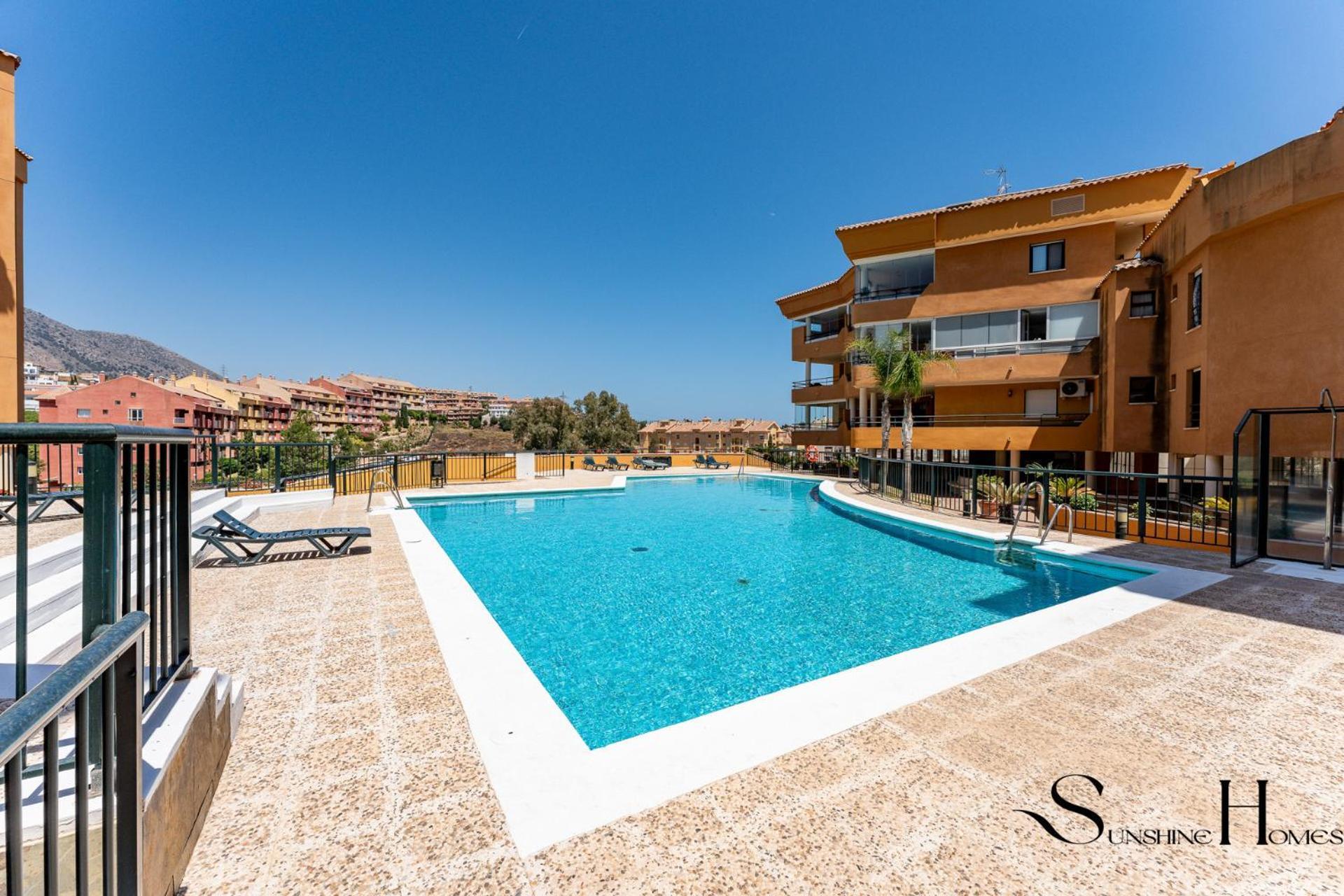 Tranquil 2 Bed 2 Bath Retreat, Pool, Parking *