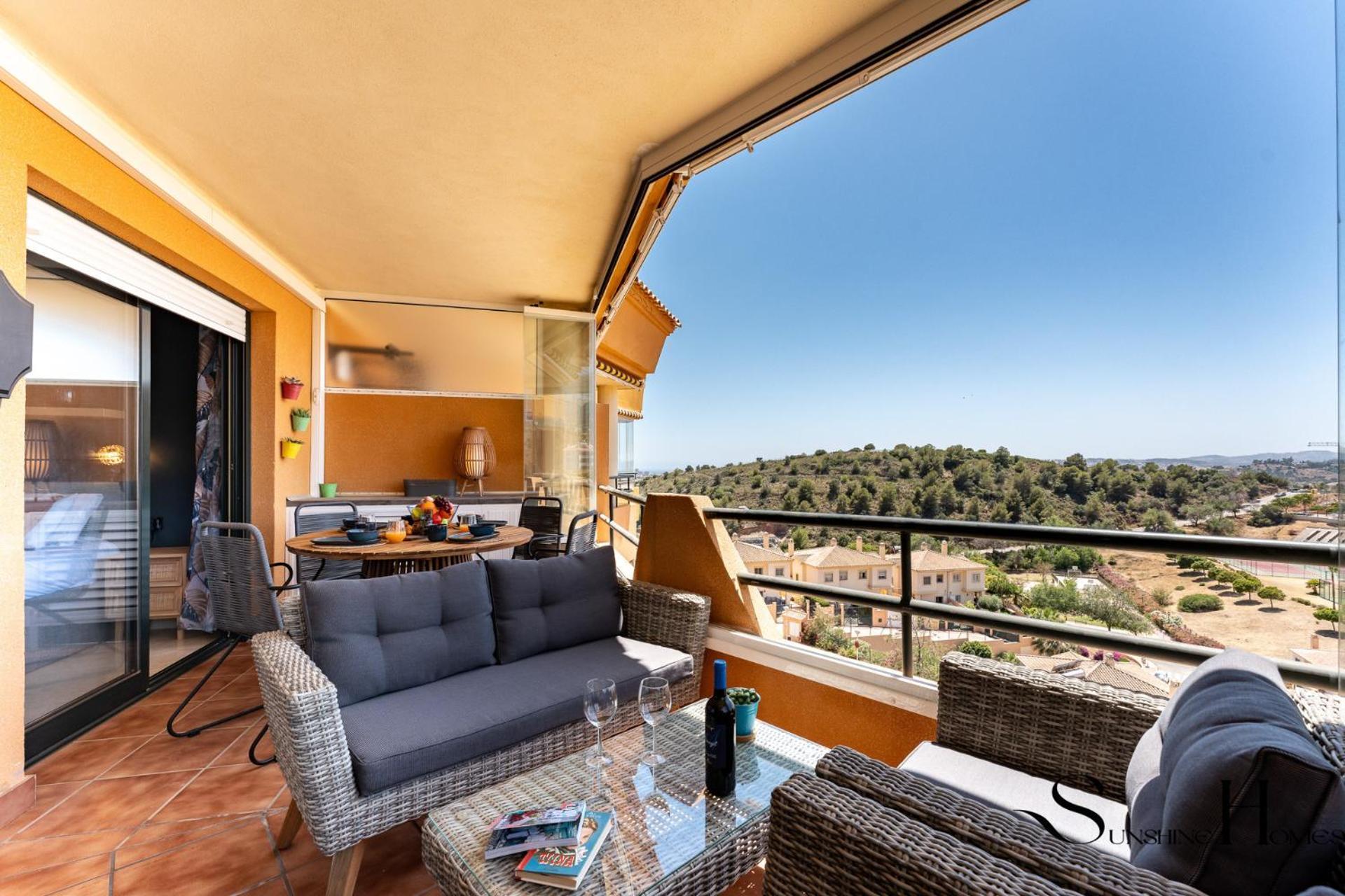 Tranquil 2 Bed 2 Bath Retreat, Pool, Parking