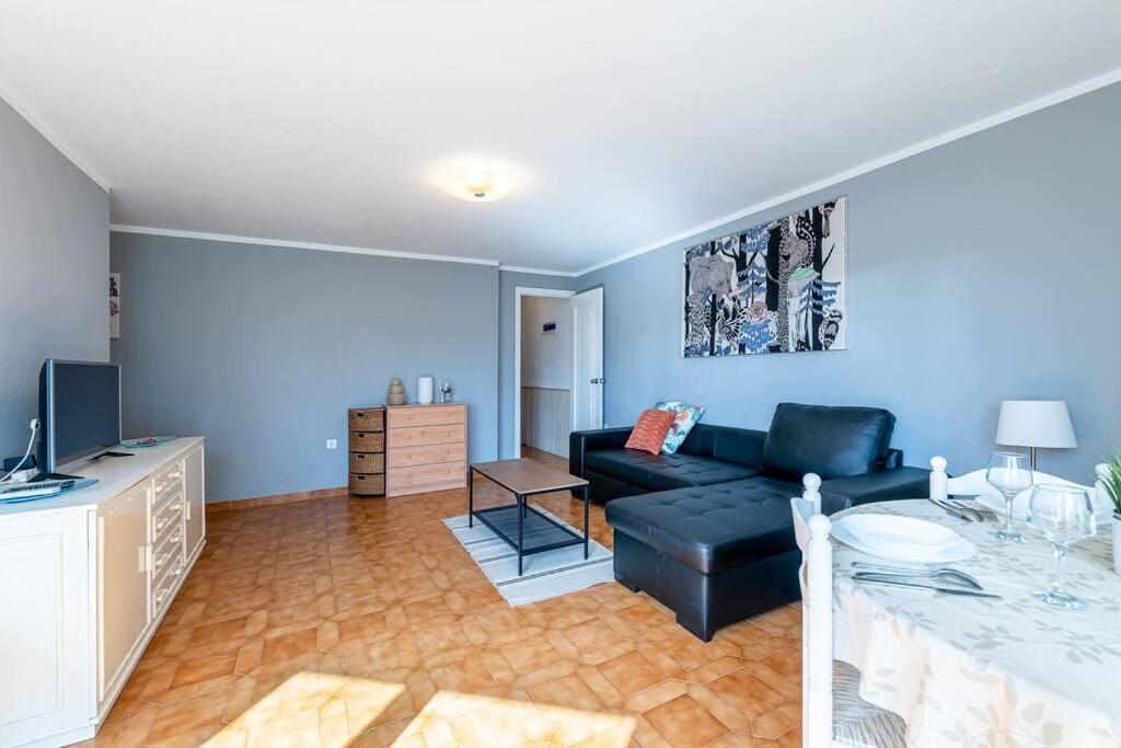 Spacious With Pool, 3 Min From The