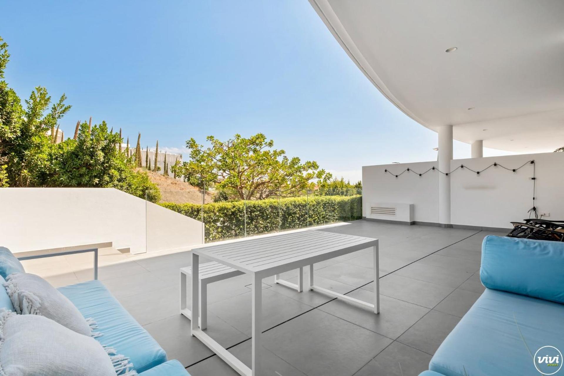 Vivi Homes - Luxury ,garden, Pool & Sauna *