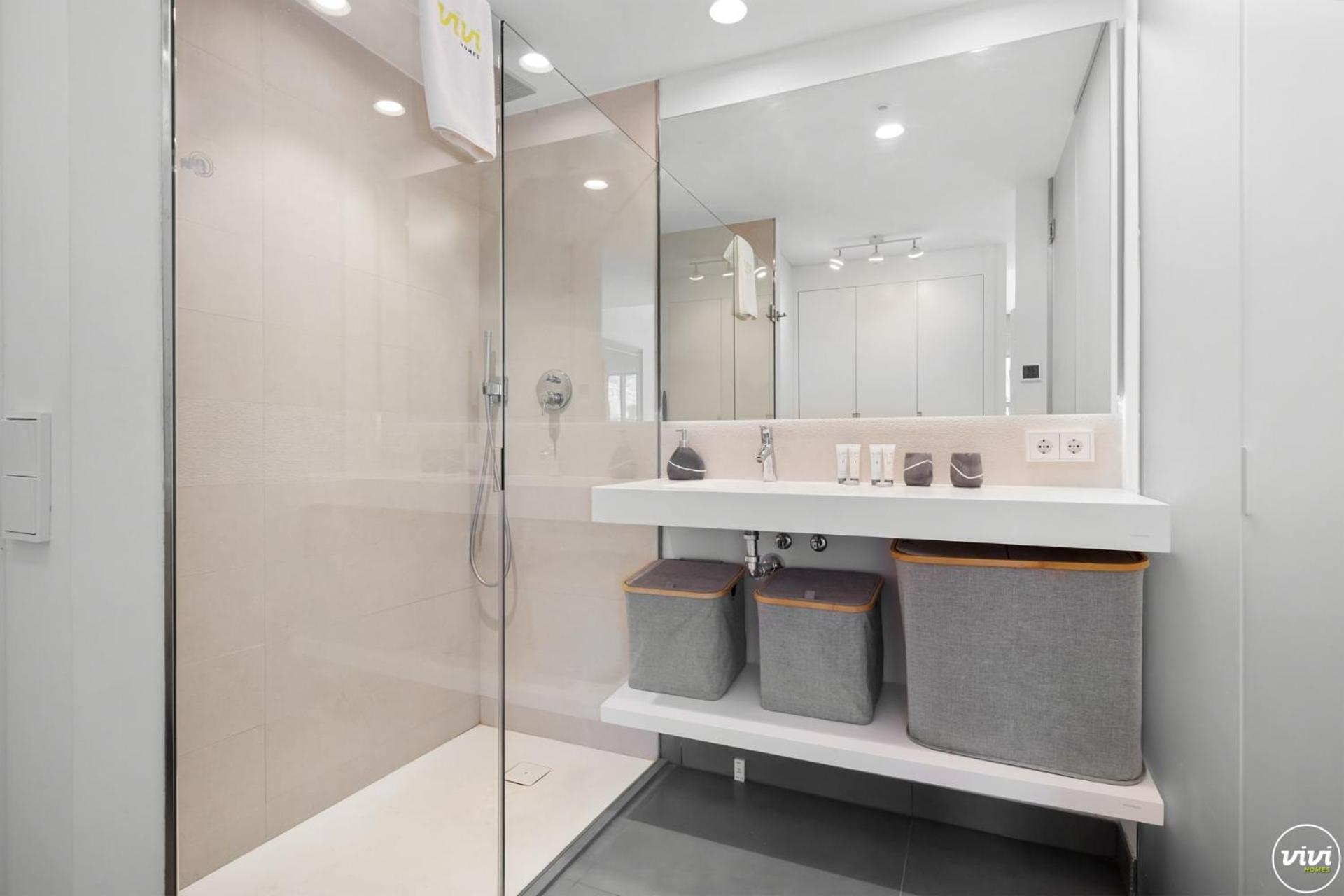 Vivi Homes - Luxury ,garden, Pool & Sauna