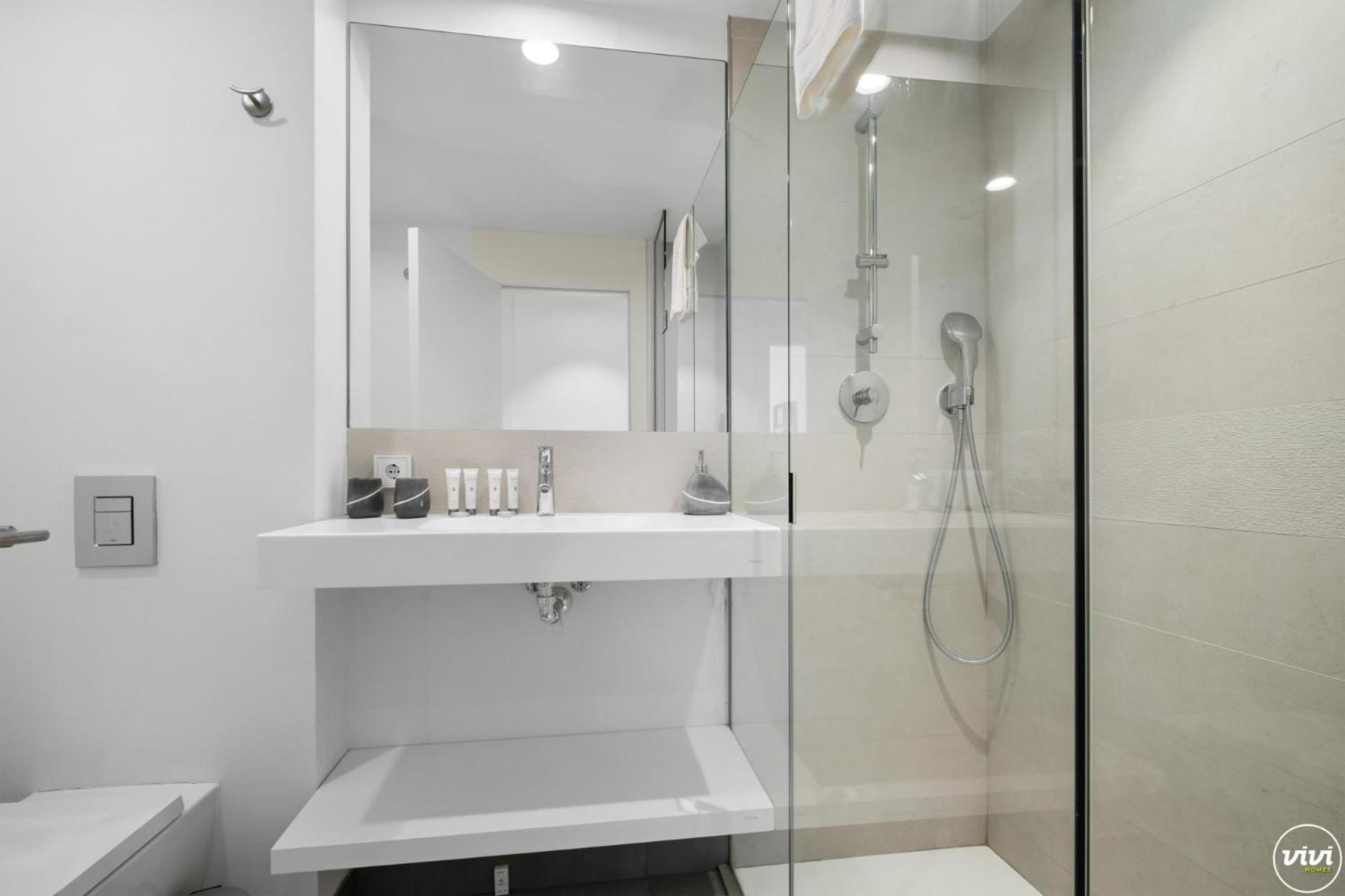 Vivi Homes - Luxury ,garden, Pool & Sauna Apartment