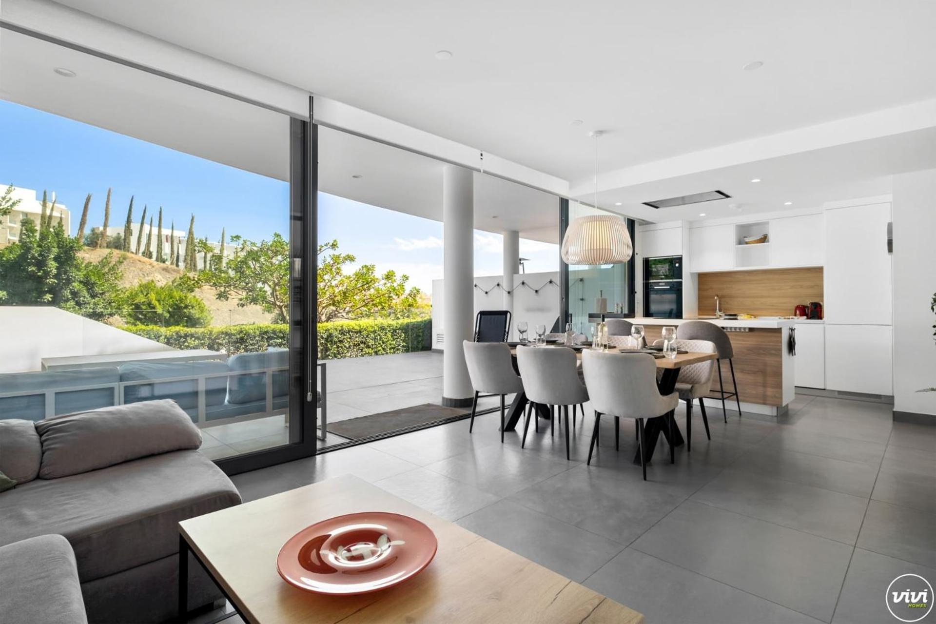 Vivi Homes - Luxury ,garden, Pool & Sauna *