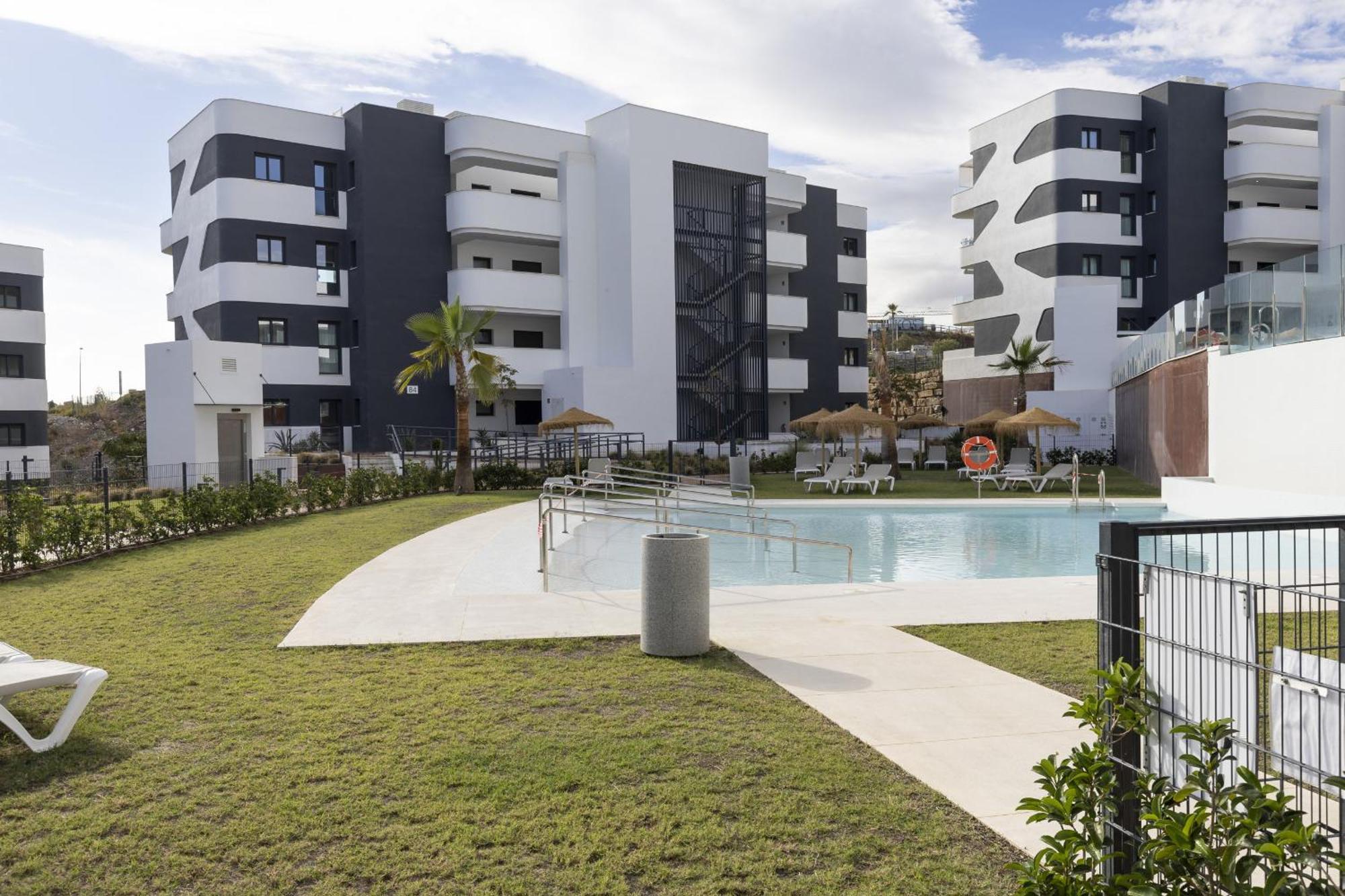 Elegant Luxury With Terrace In Higueron Apartment