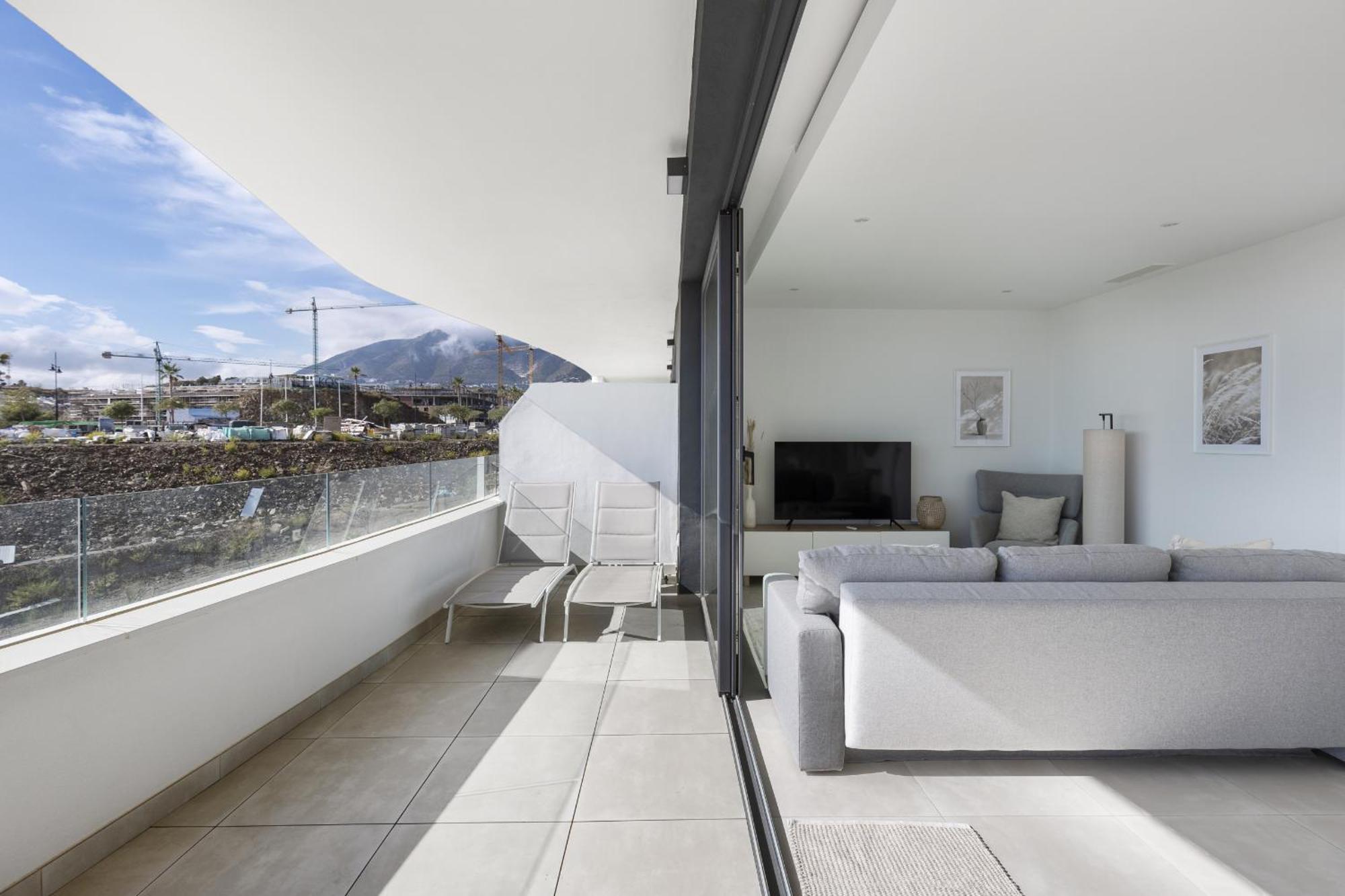 Elegant Luxury With Terrace In Higueron Apartment