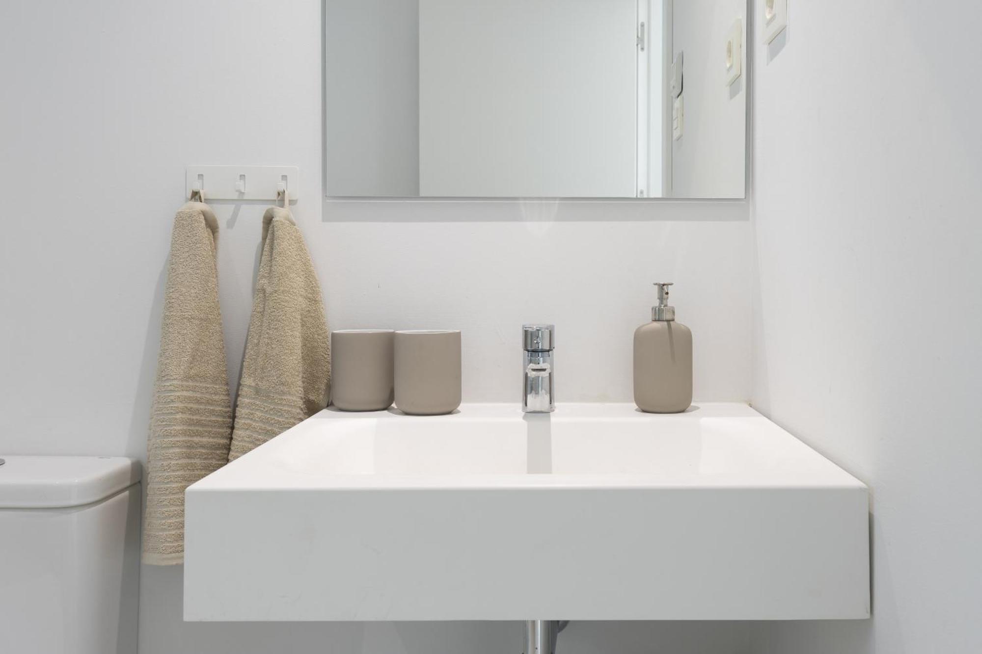 Elegant Luxury With Terrace In Higueron Apartment