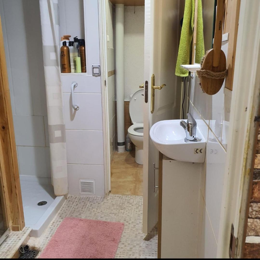 Cozy In Terraced House Homestay
