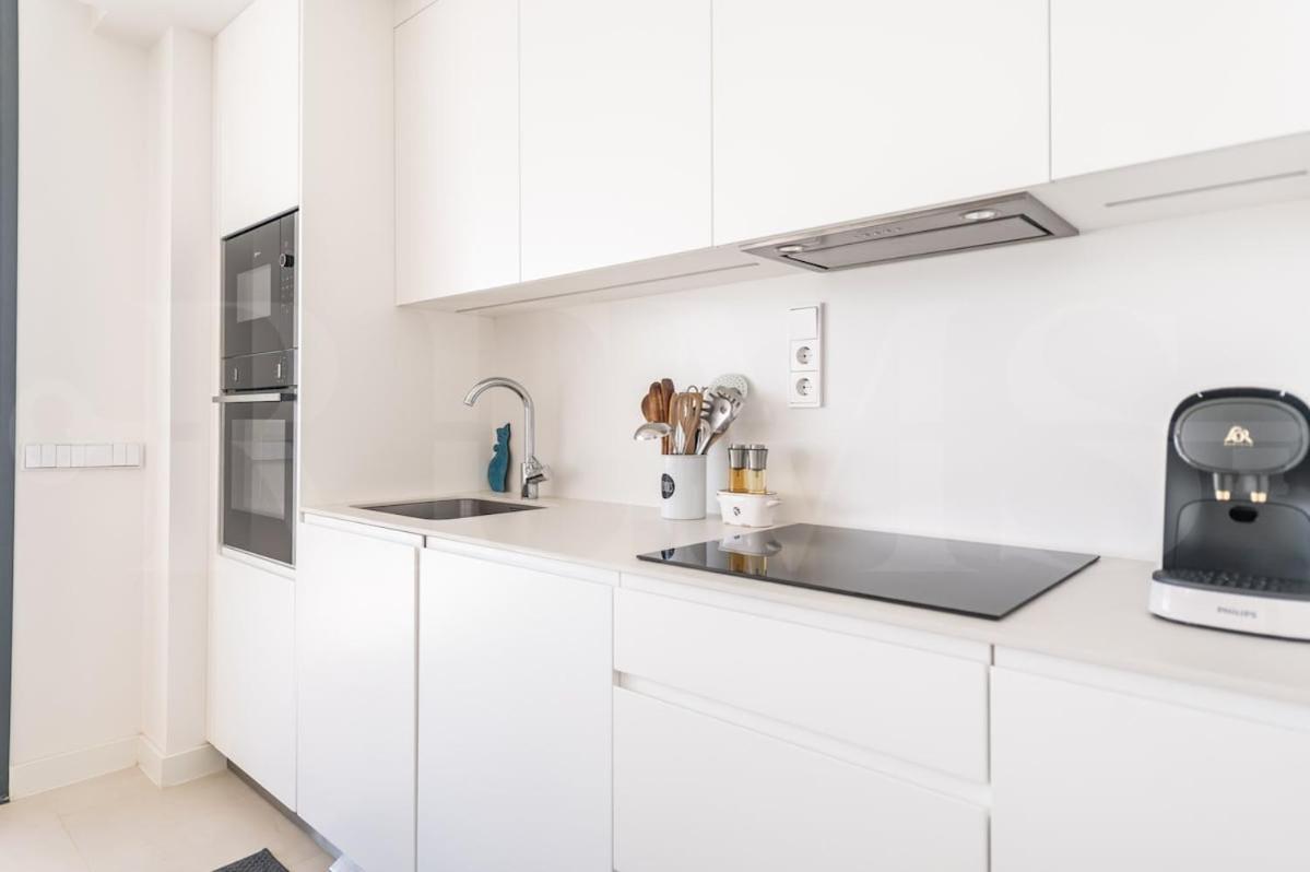 Apartment Seaside Escape With Views, Pool And Parking Rems Fuengirola
