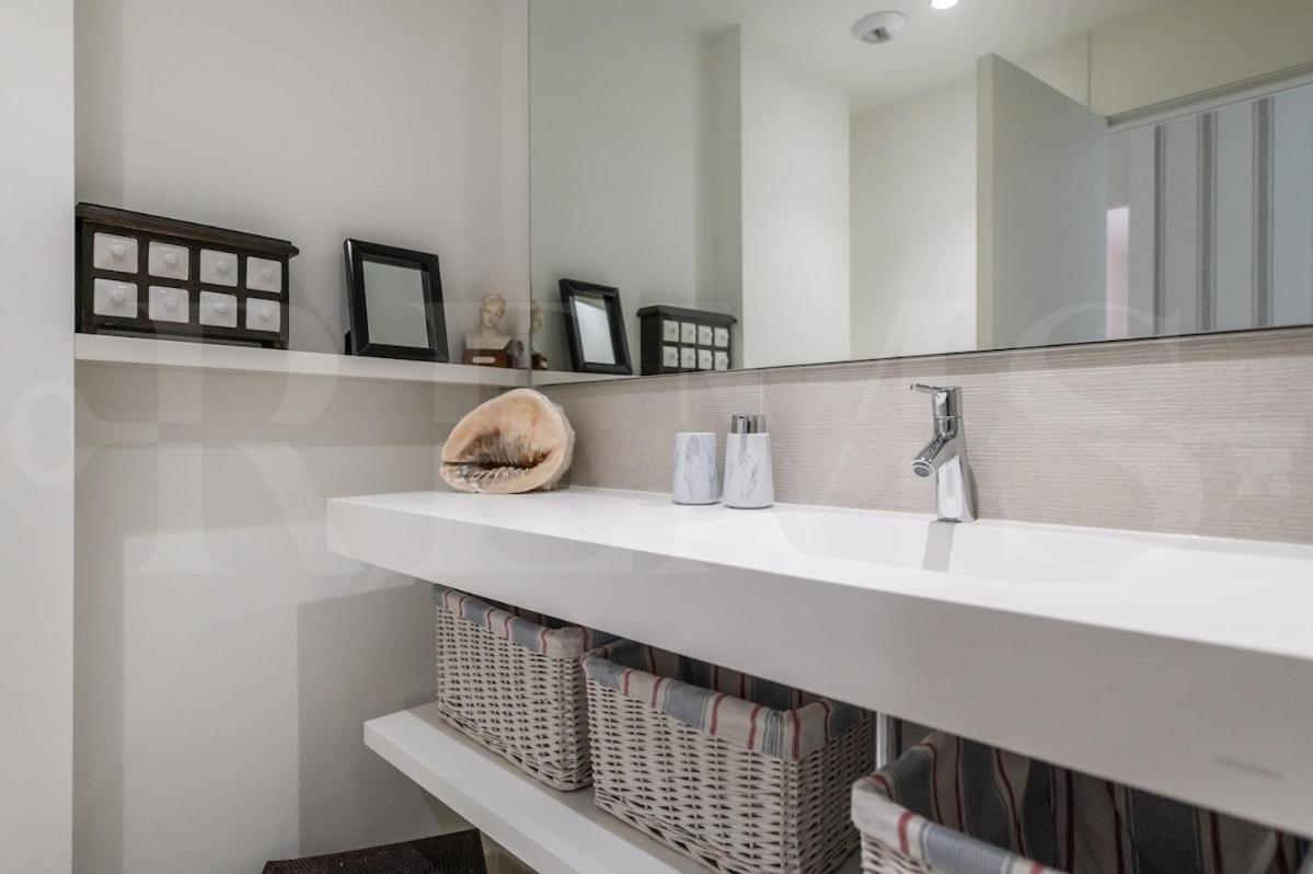 Seaside Escape With Views, Pool And Parking Rems *