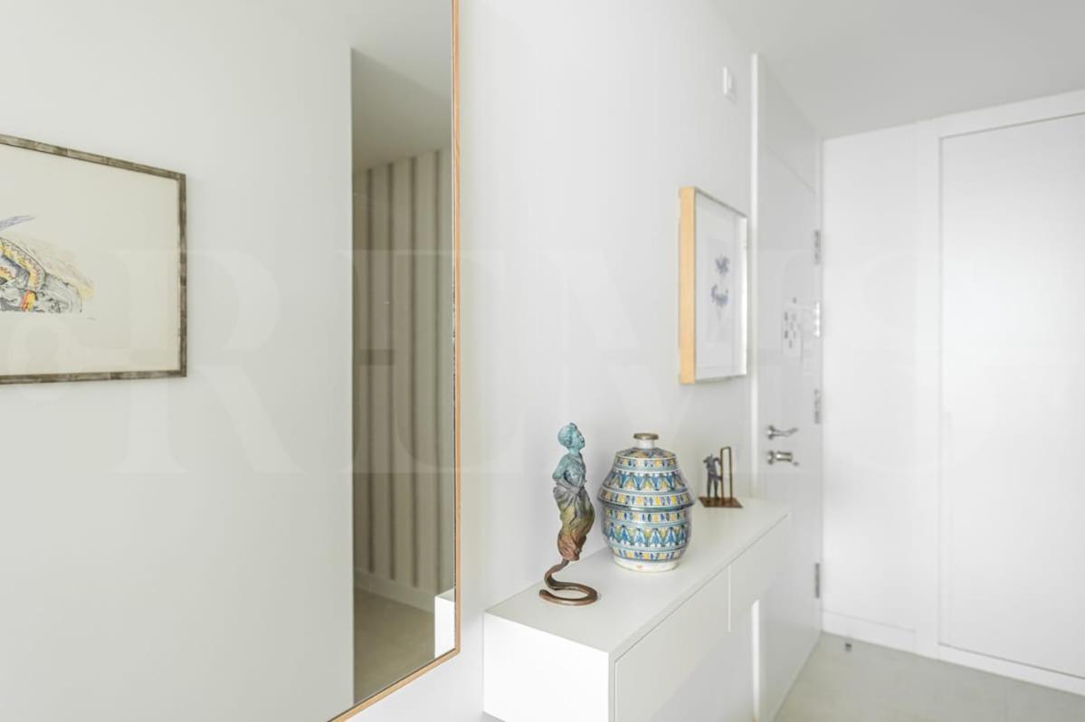 Apartment Seaside Escape With Views, Pool And Parking Rems