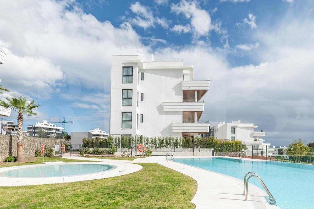 Seaside Escape With Views, Pool And Parking Rems *