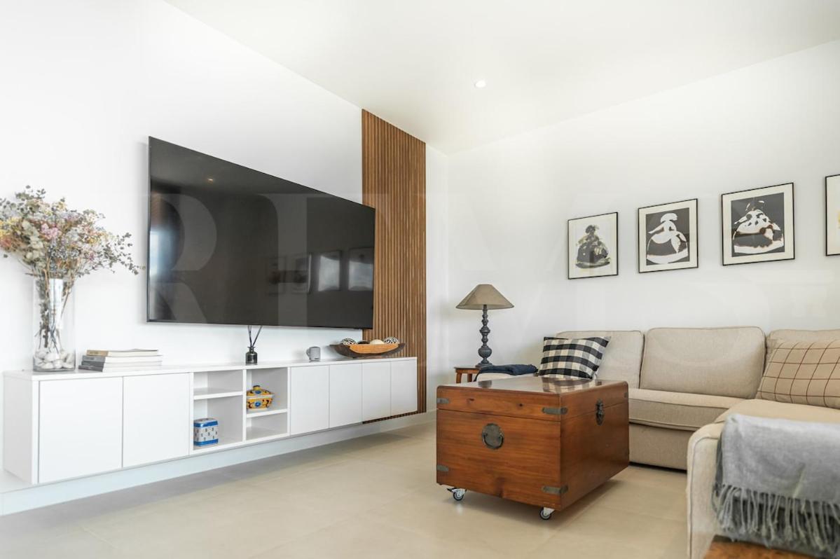 Seaside Escape With Views, Pool And Parking Rems Apartment *