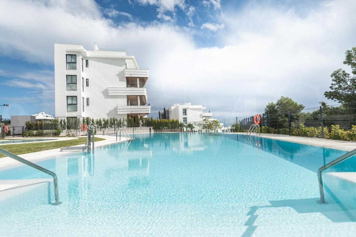 Seaside Escape With Views, Pool And Parking Rems Apartment