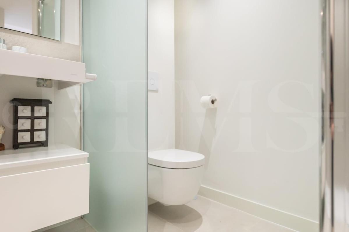 Seaside Escape With Views, Pool And Parking Rems Apartment *