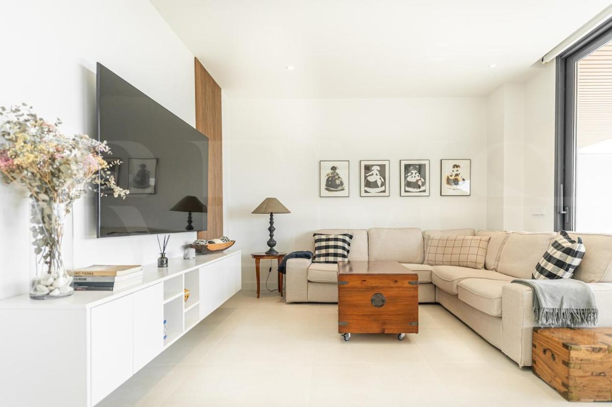 Apartment Seaside Escape With Views, Pool And Parking Rems Fuengirola