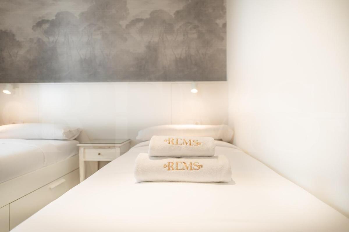 Seaside Escape With Views, Pool And Parking Rems *