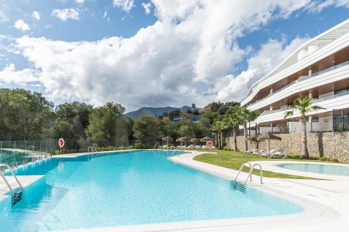 Apartment Seaside Escape With Views, Pool And Parking Rems *