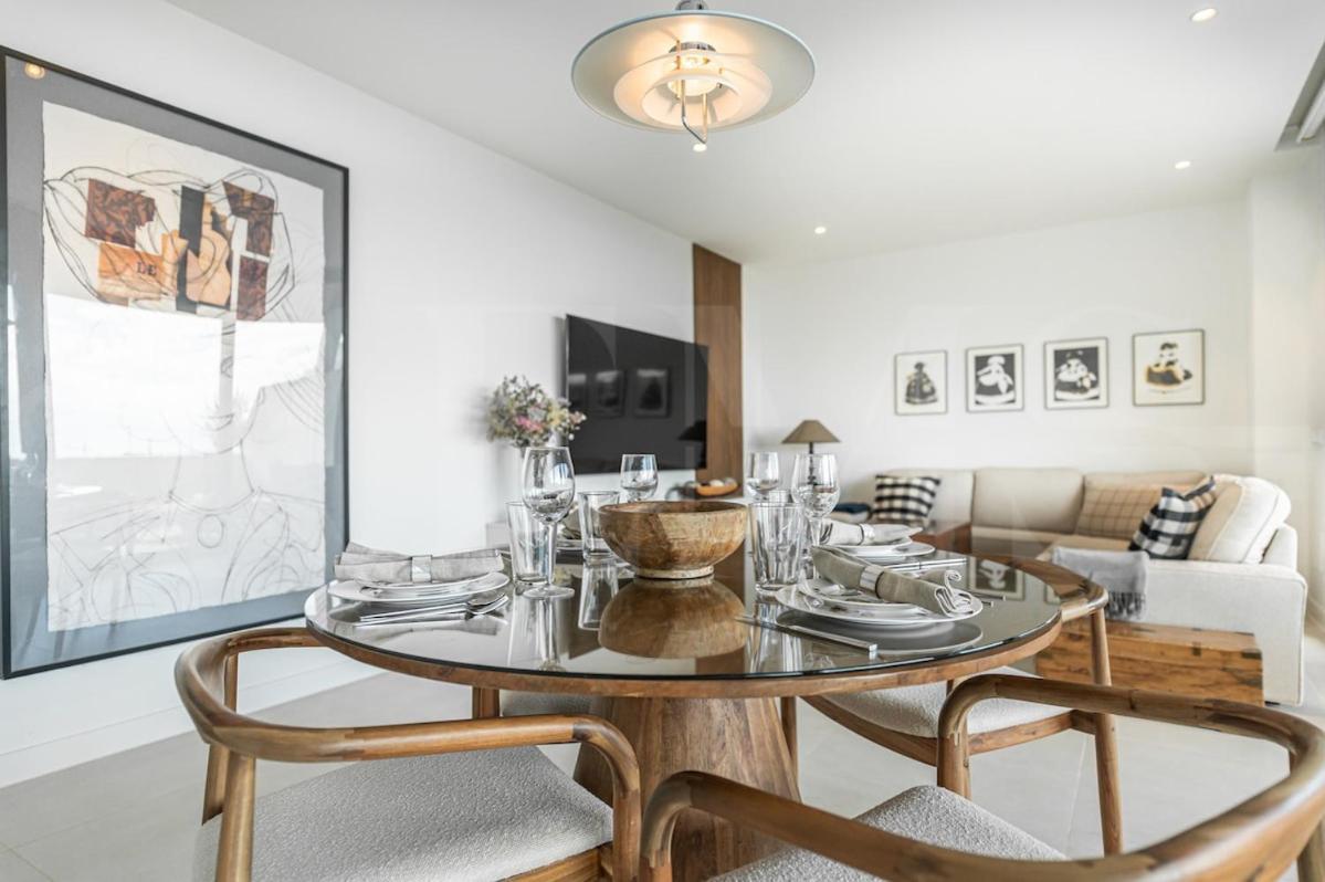 Apartment Seaside Escape With Views, Pool And Parking Rems *