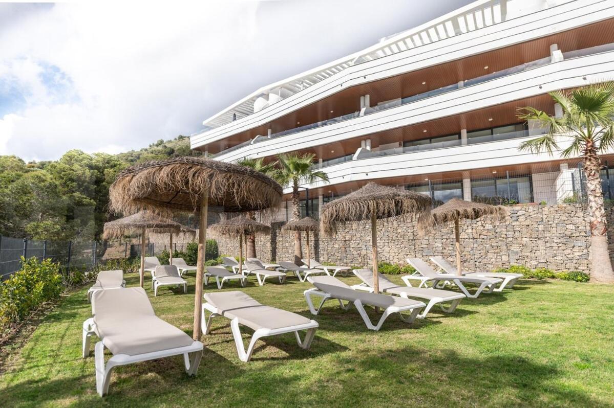 Seaside Escape With Views, Pool And Parking Rems *