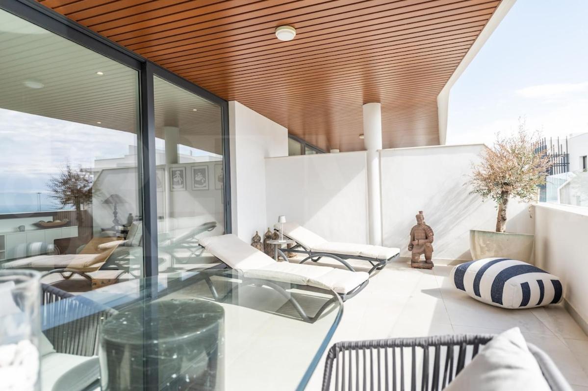 Seaside Escape With Views, Pool And Parking Rems * Fuengirola
