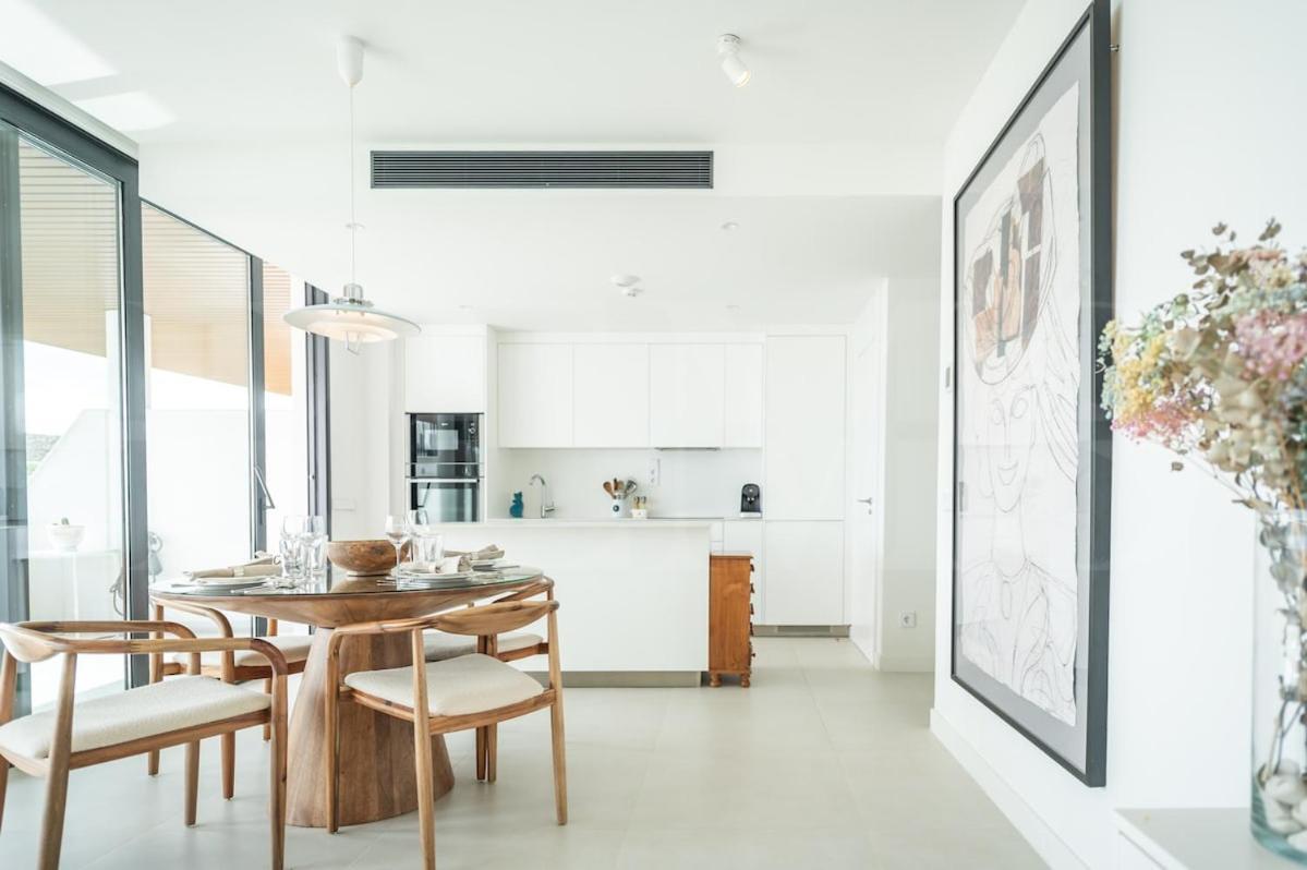 Seaside Escape With Views, Pool And Parking Rems Apartment