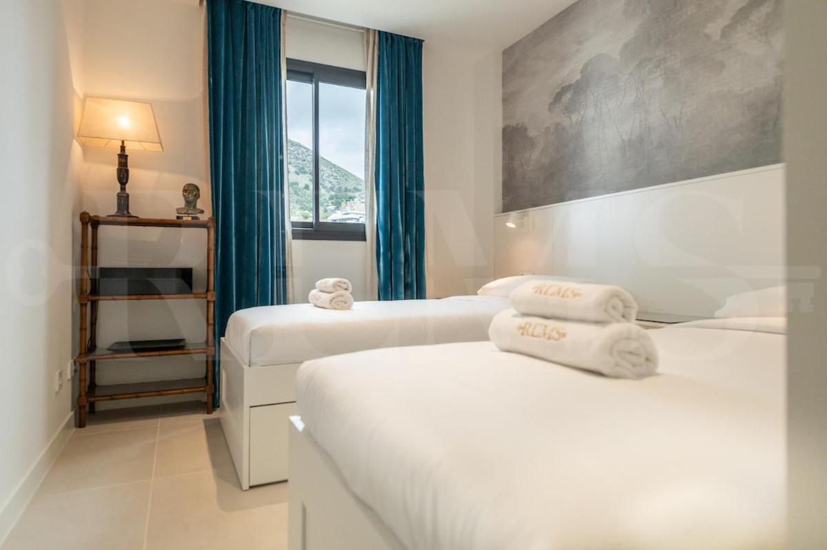 Apartment Seaside Escape With Views, Pool And Parking Rems