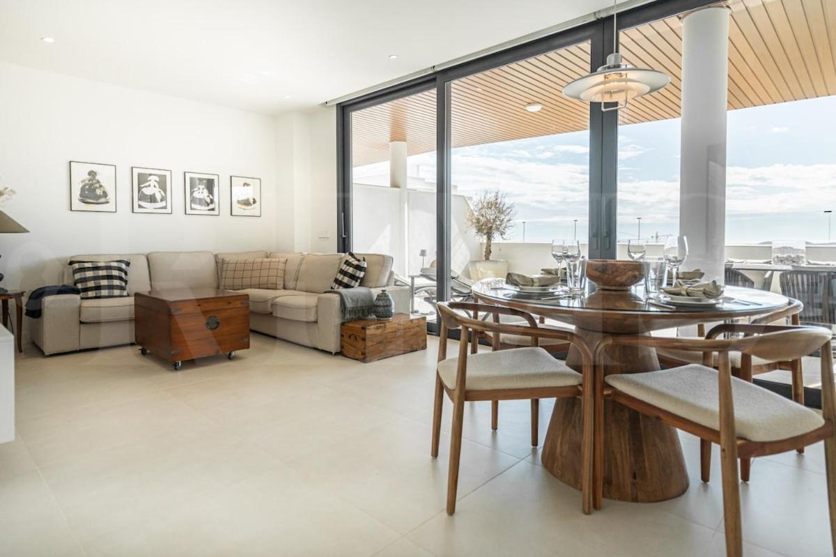 Seaside Escape With Views, Pool And Parking Rems Apartment *