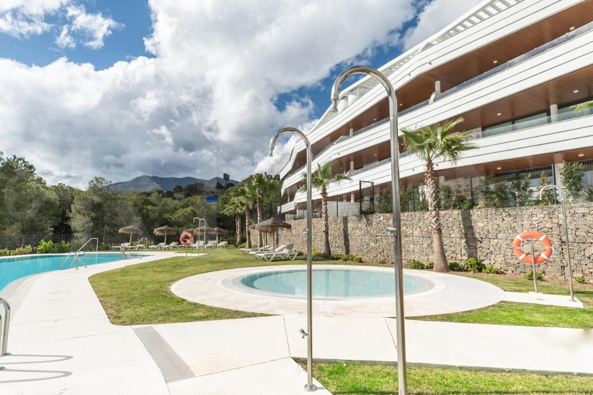 Apartment Seaside Escape With Views, Pool And Parking Rems *