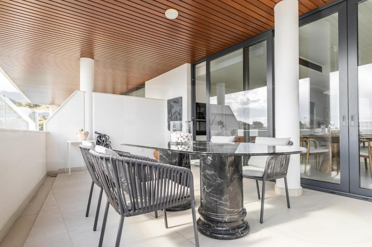 Apartment Seaside Escape With Views, Pool And Parking Rems *