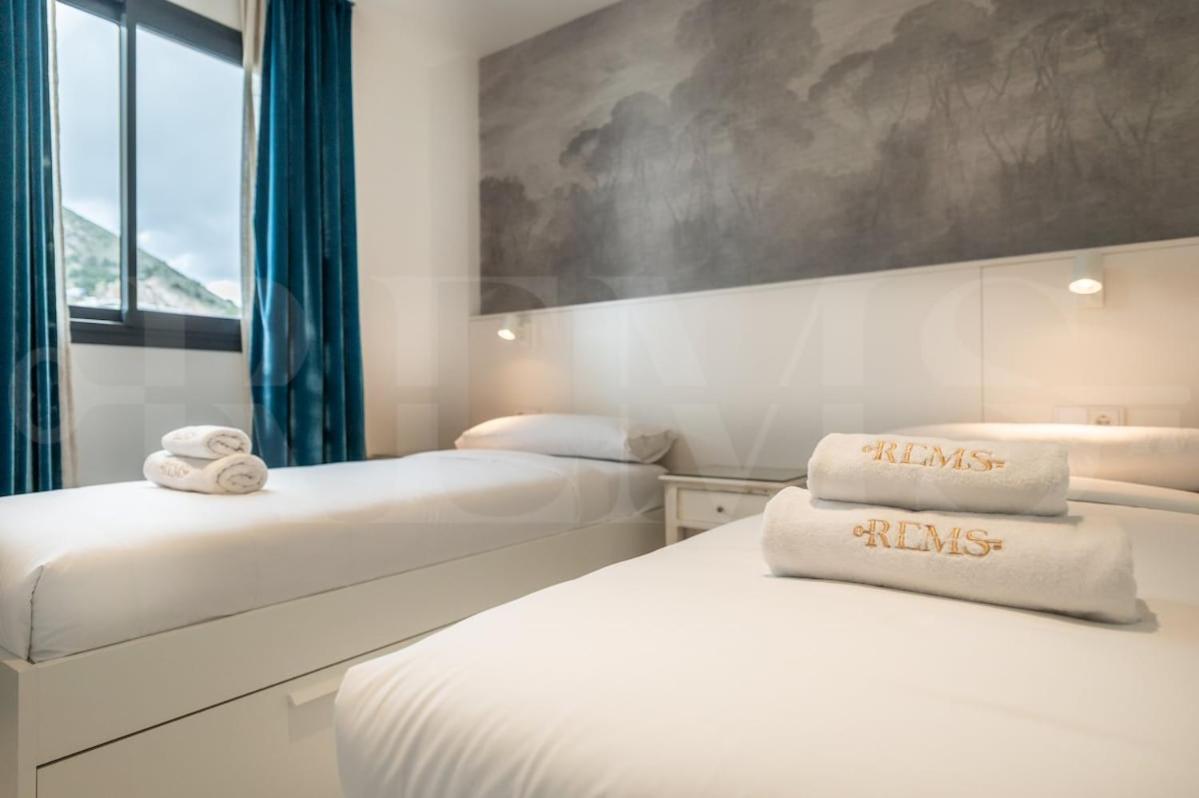 Seaside Escape With Views, Pool And Parking Rems * Fuengirola