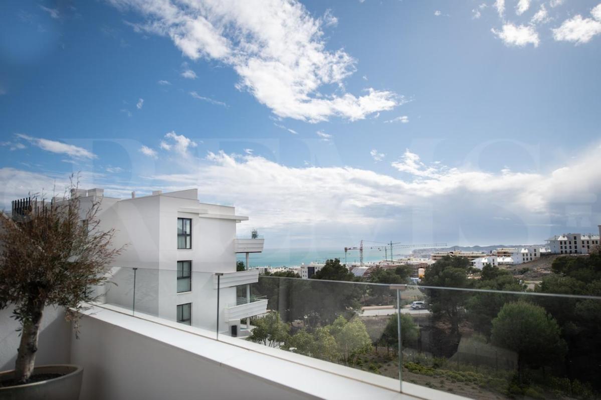 Seaside Escape With Views, Pool And Parking Rems