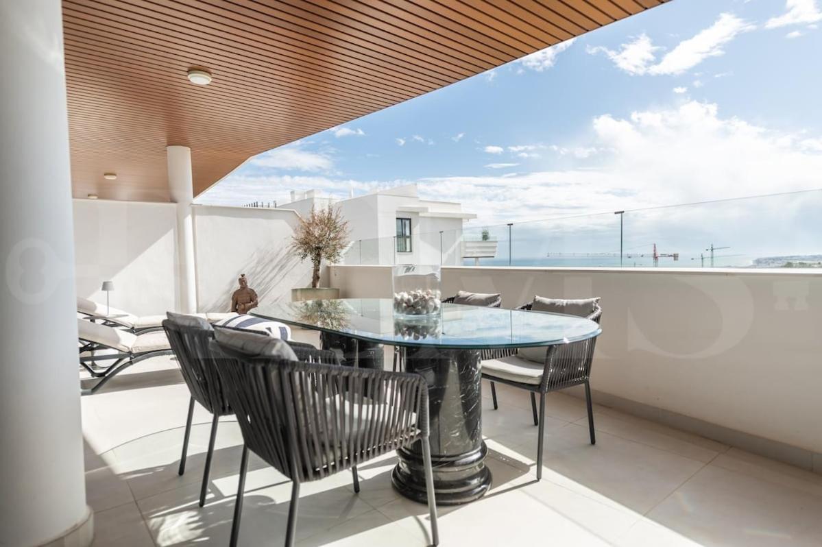 Apartment Seaside Escape With Views, Pool And Parking Rems *