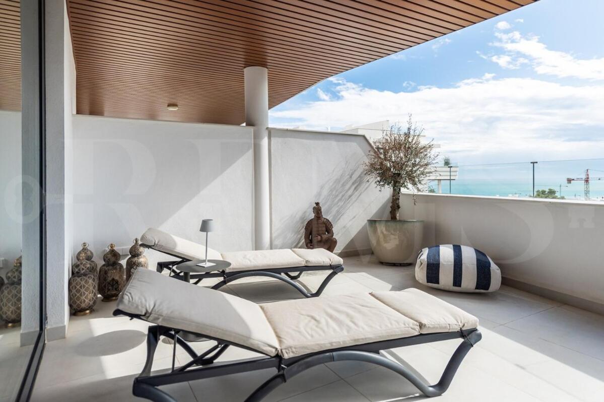 Apartment Seaside Escape With Views, Pool And Parking Rems
