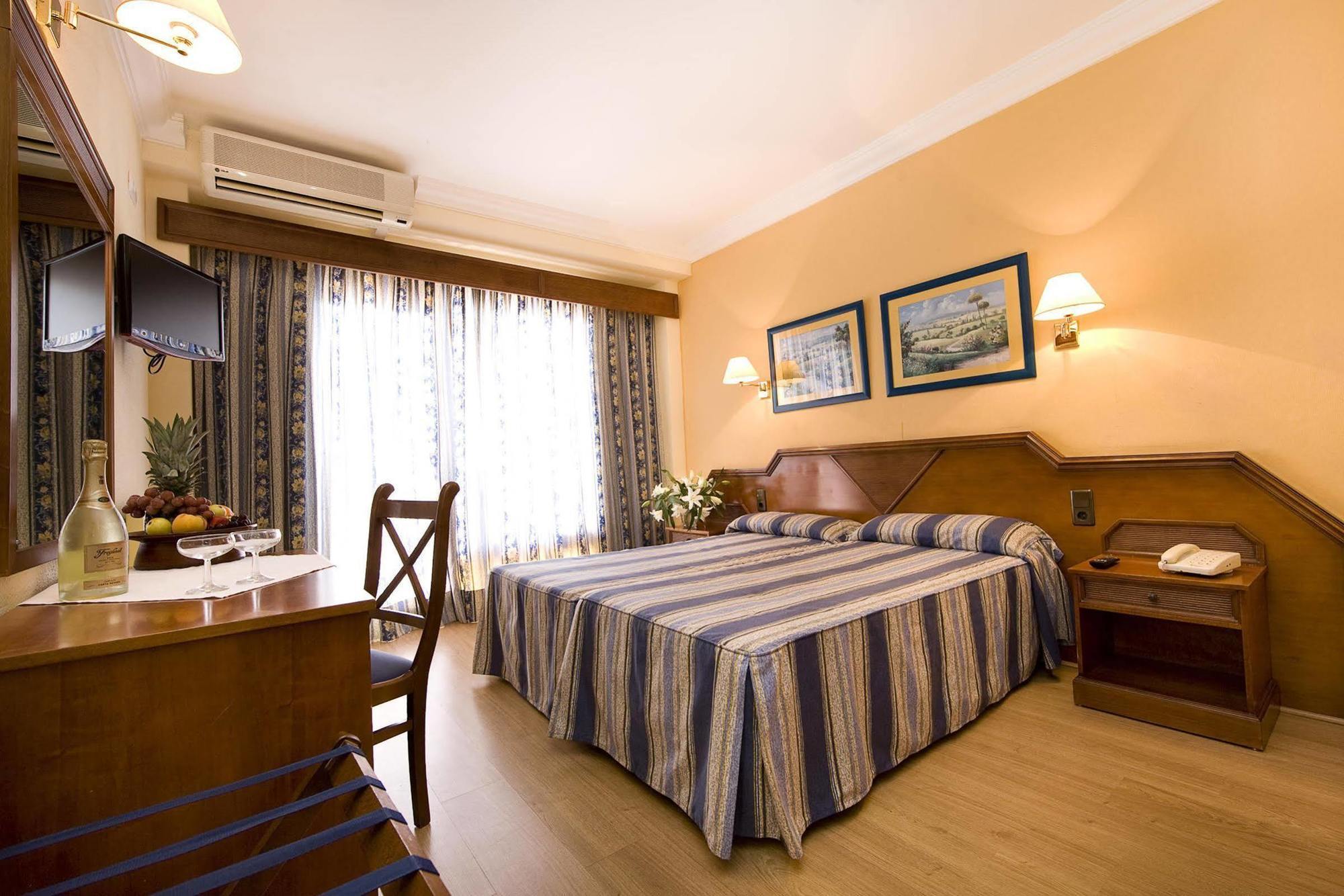 Monarque Park Hotelli 4*