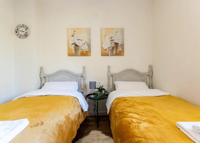 Seaside Bliss 2Br Apartment With Tranquil Terrace Pool And Parking