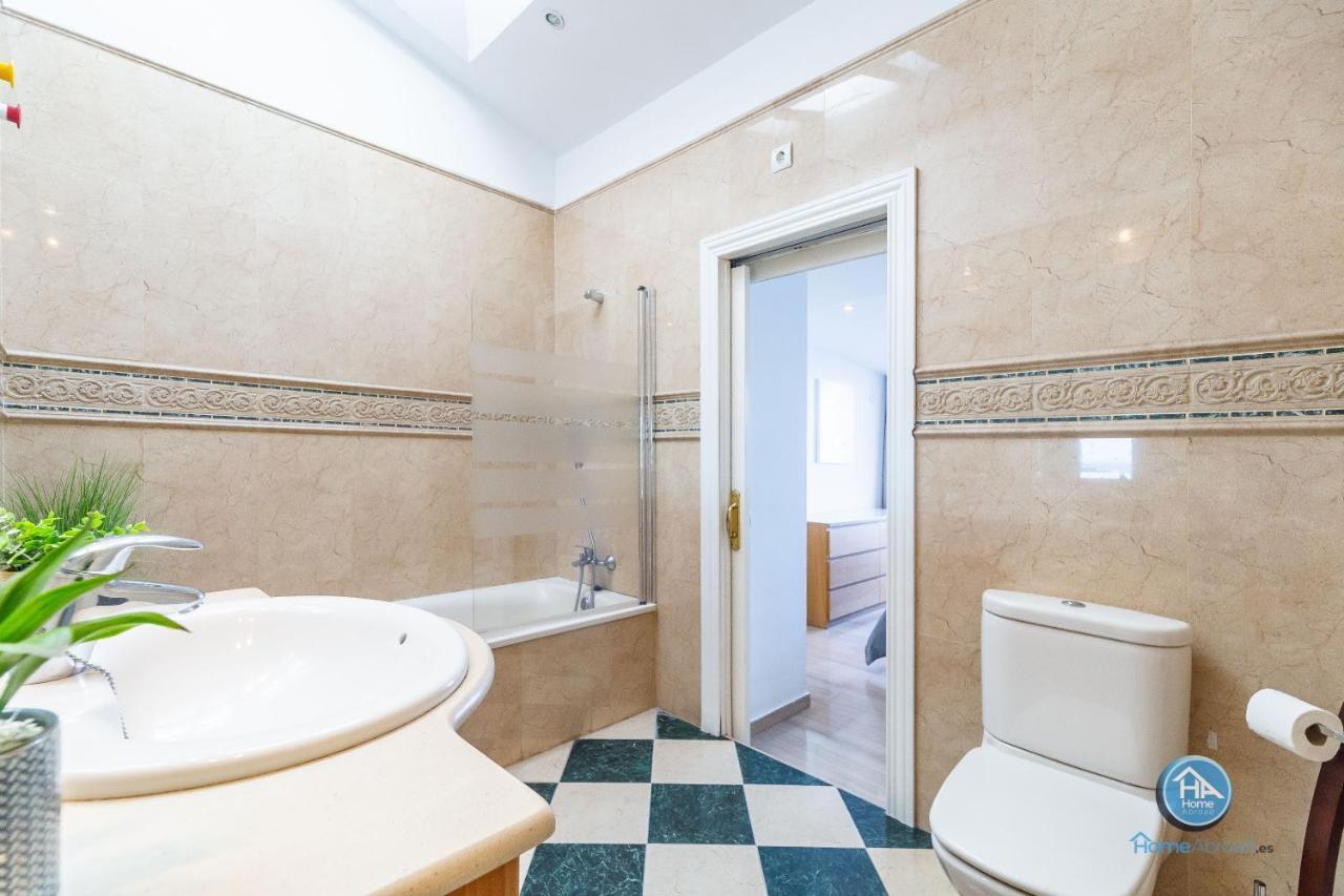 Homeabroad - ático Deluxe With Free Parking Apartamento