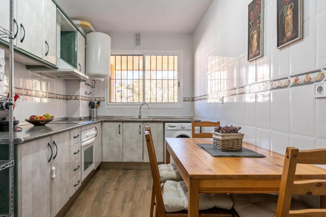 Seaside Bliss 2br With Tranquil Terrace Pool And Parking Appartement