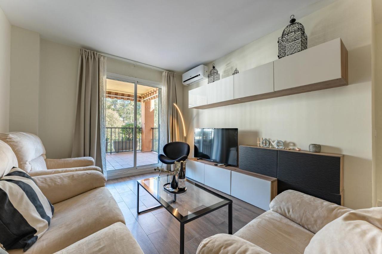 Seaside Bliss 2br With Tranquil Terrace Pool And Parking