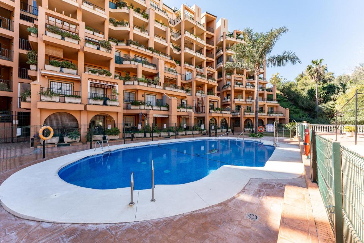 Seaside Bliss 2br With Tranquil Terrace Pool And Parking *