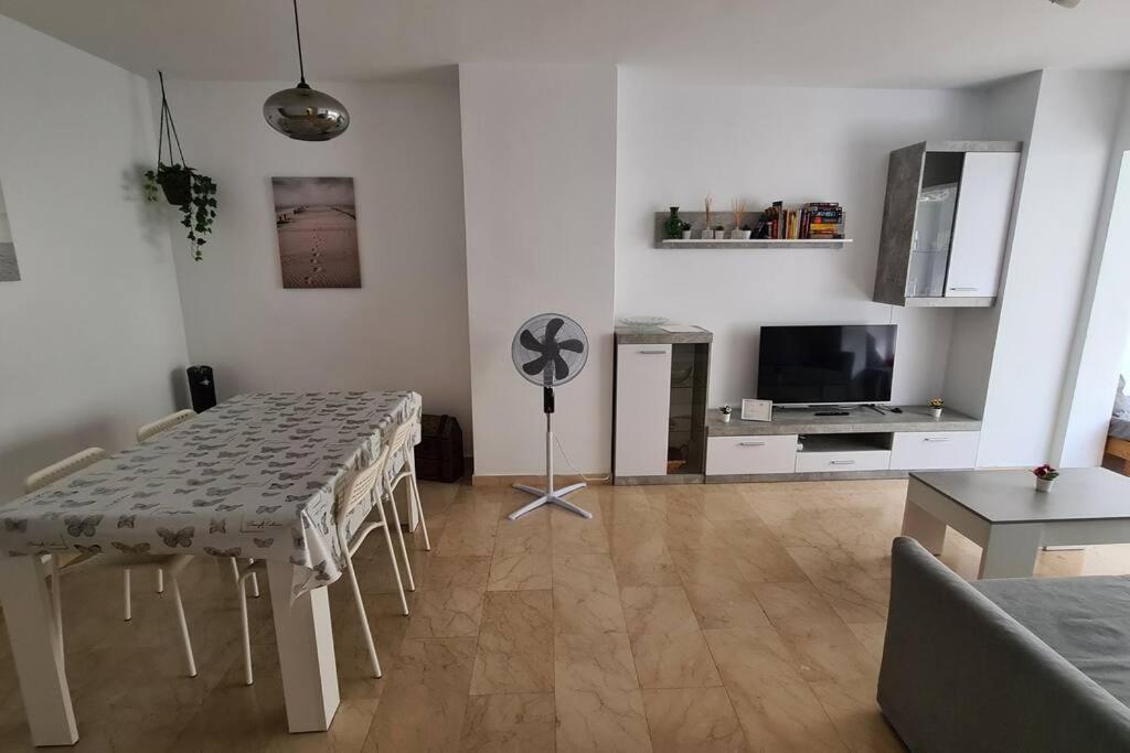 Excellent Choice, 150 Qm, Air-Conditioning, 1-8 Guests, Beach, Families, Pool Apartamento Fuengirola