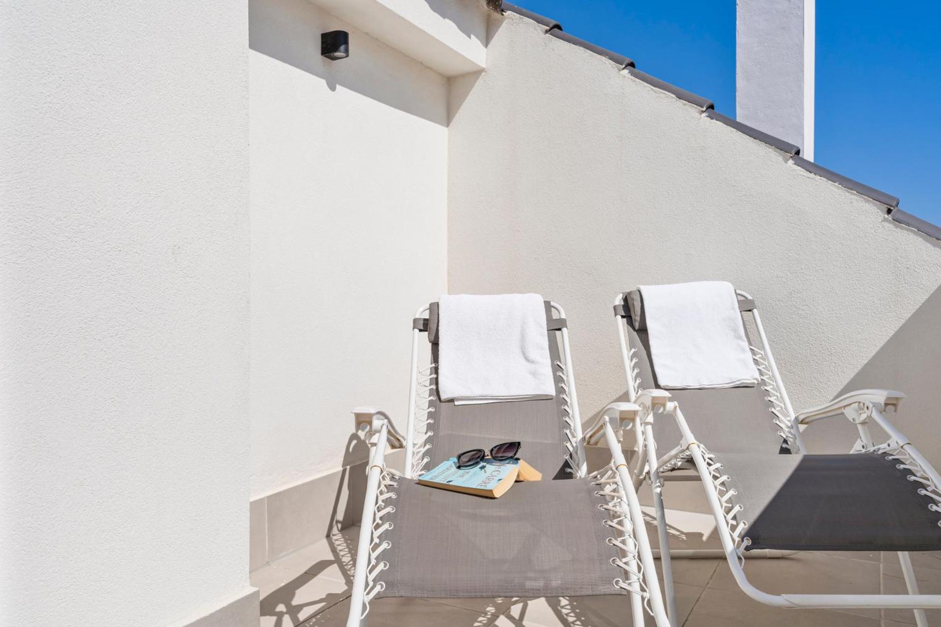 Sunny Penthouse In By Costarentals - Ref 215 *