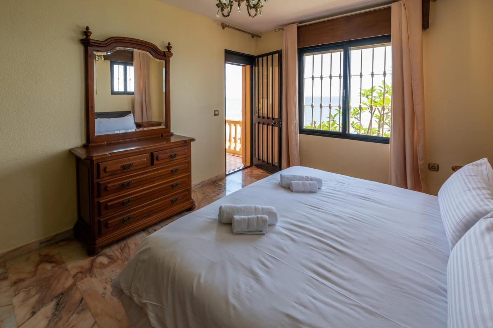 Sea View With Private Pool And Gardens 5 Bedrooms Villa