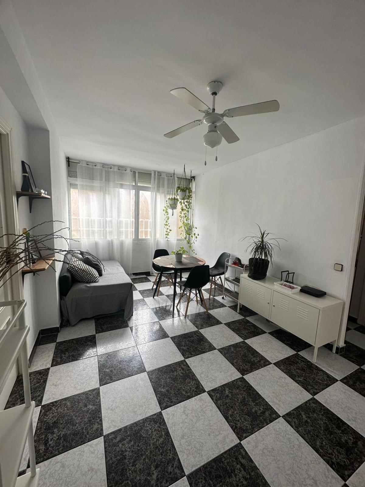 2 En Tercera Planta Sin Ascensor No Es Un Piso Entero! A Compartir Bano Y Cocina! Homestay