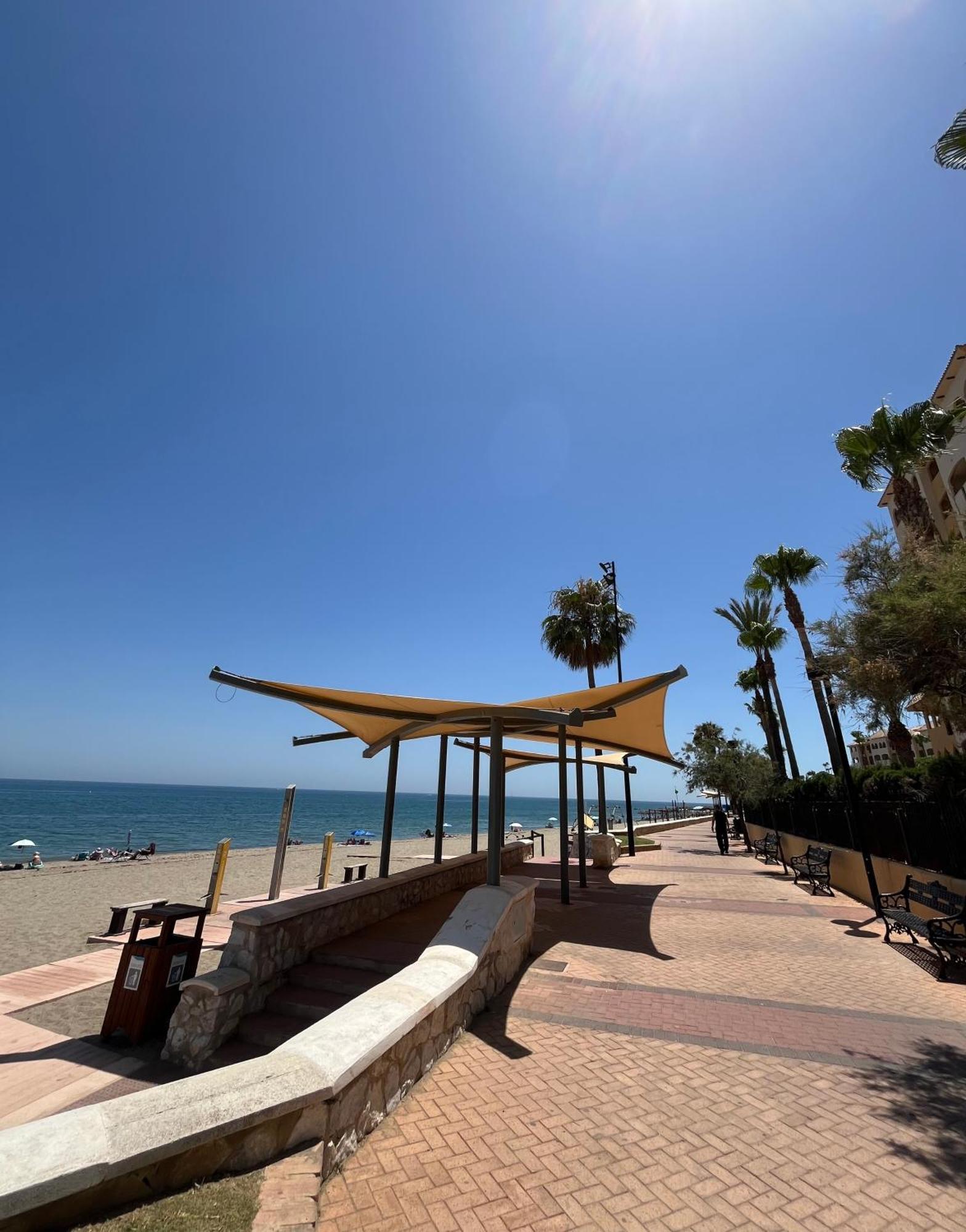 Atico Con Vistas Al Mar Y Con Piscina Frente A Castillo Sohail Huoneisto