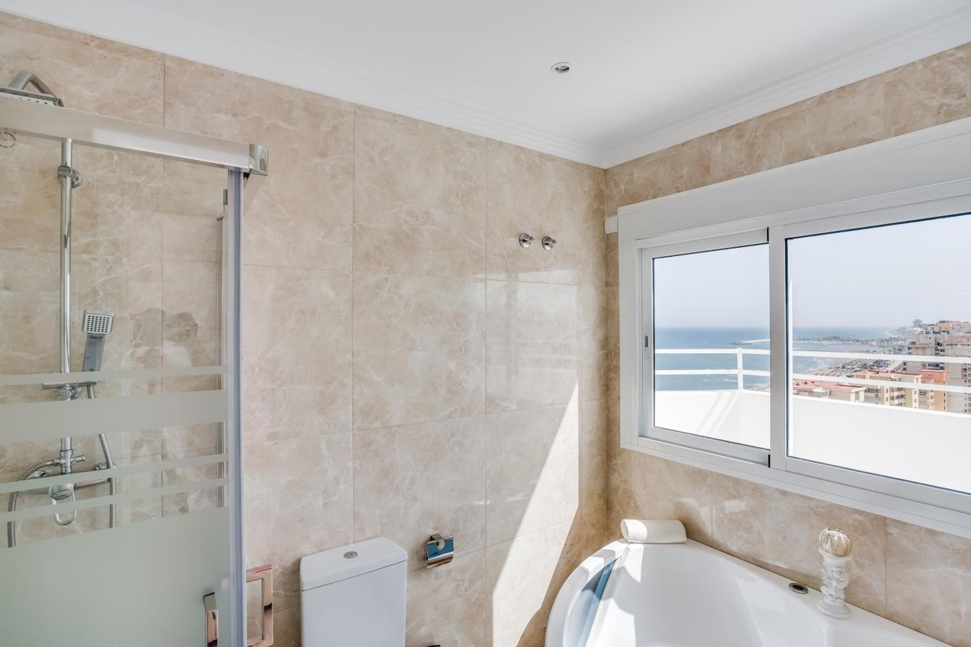 Impresionante Atico, Primera Liinea Playa, Vistas Al Mar, Piscina Comunitaria * Fuengirola