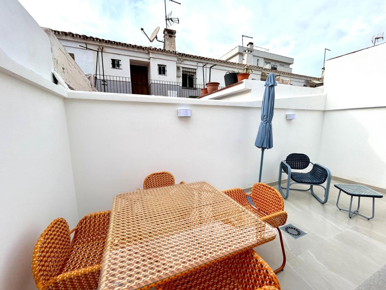 Juanito Maranon By 10tosea 2 Bedrooms *