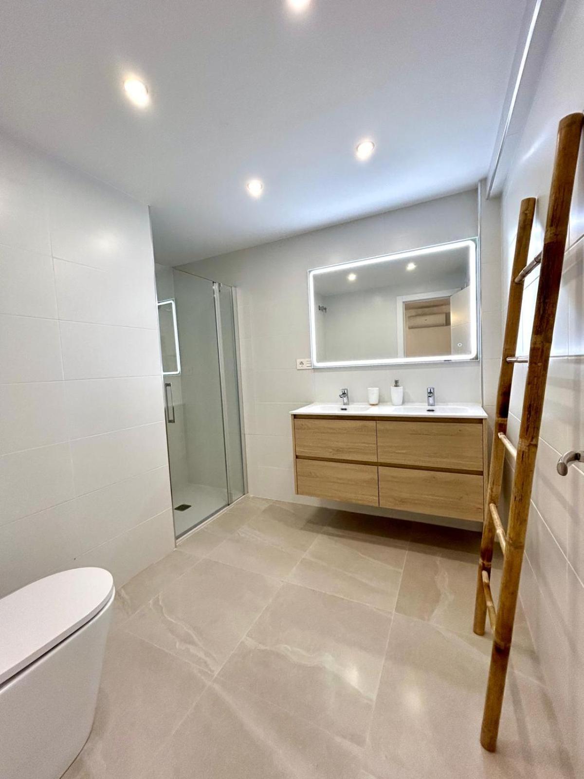 Juanito Maranon By 10tosea 2 Bedrooms *