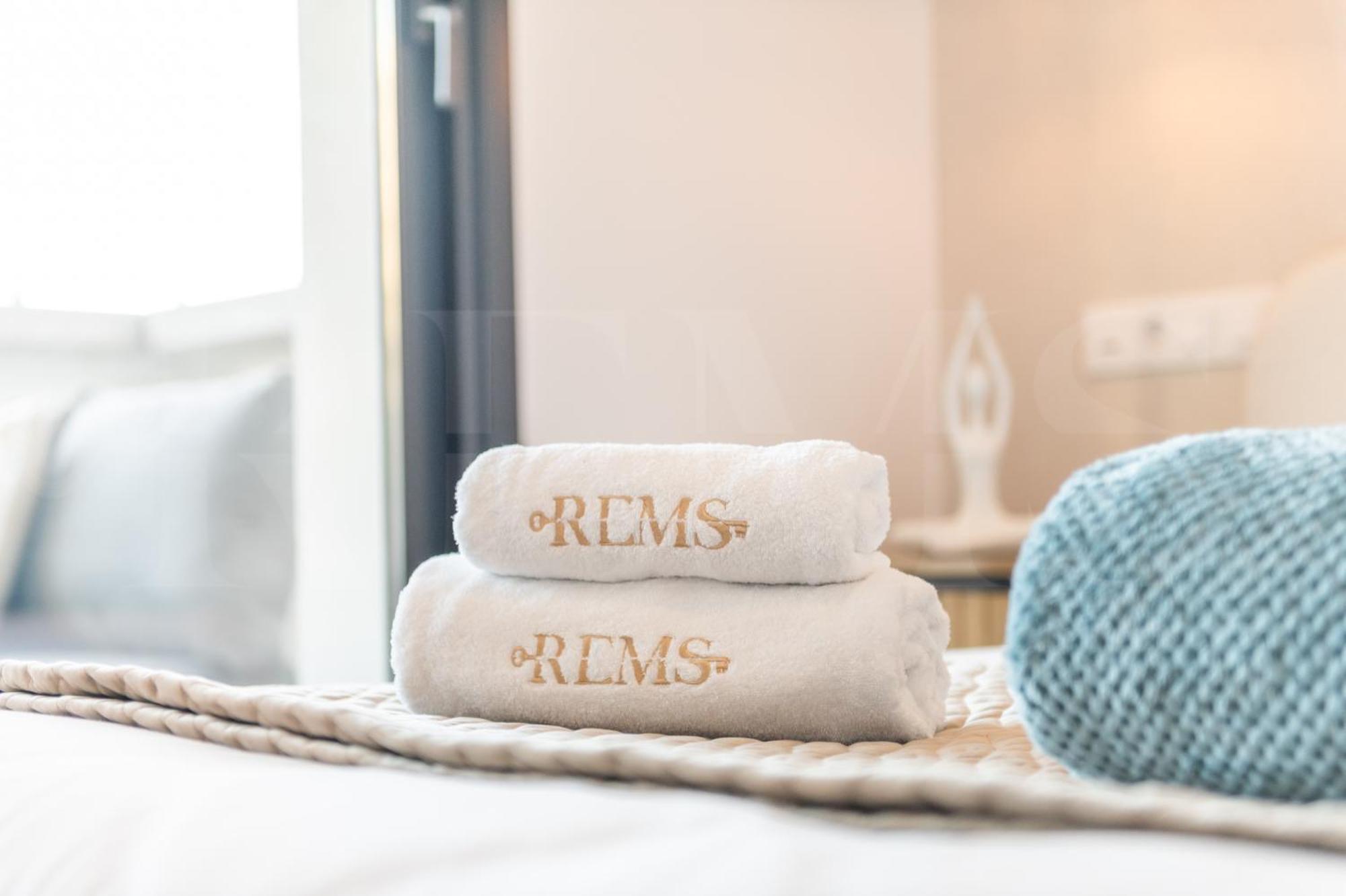 Coastside With Balcony And Parking By Rems *