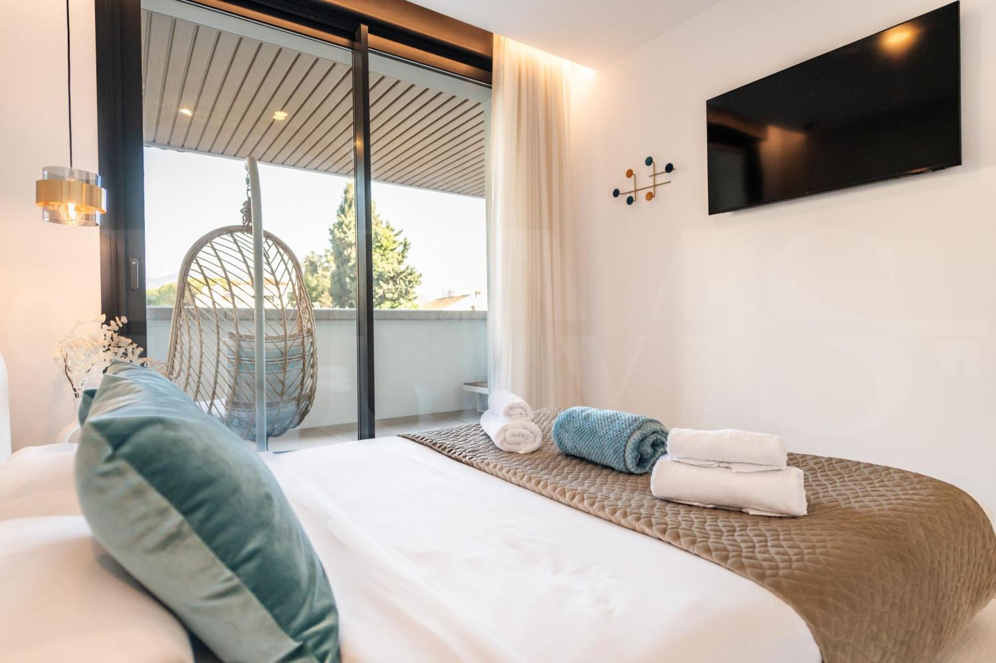 Coastside With Balcony And Parking By Rems