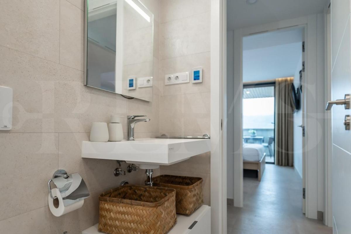 Elegant 2 Bedroom Gem With Terrace And Parking Rems *